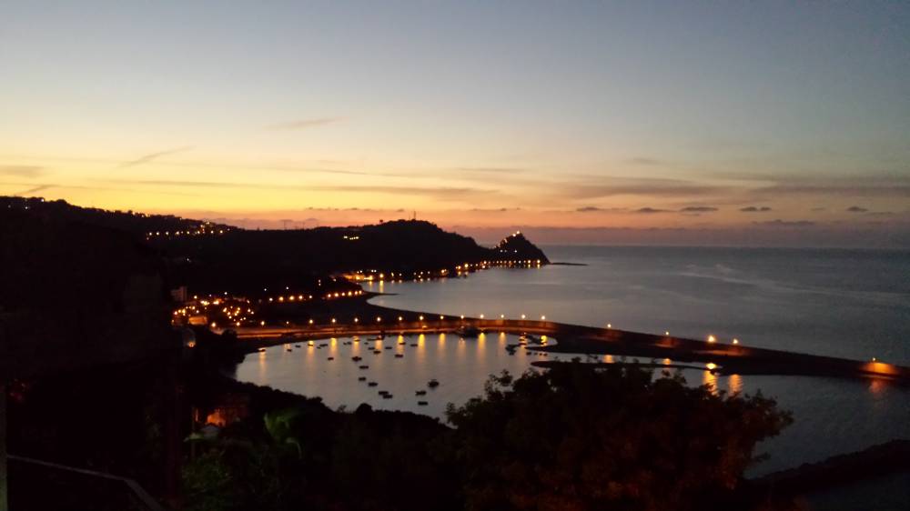 Foto di una vista notturna di San Gregorio scattata dalla zona di Scafa