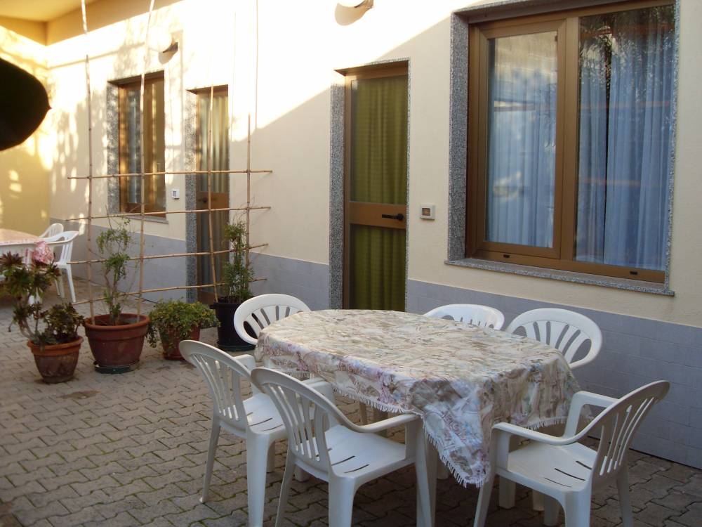 Terrazzino - Cortile con tavolo e sedie