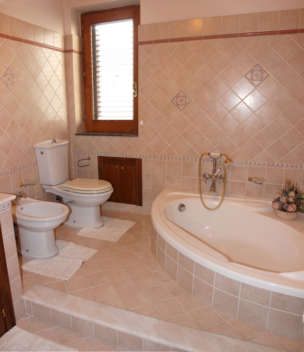 Bagno con vasca angolare - Casa Vacanza RC55 a Rocca di Capri Leone