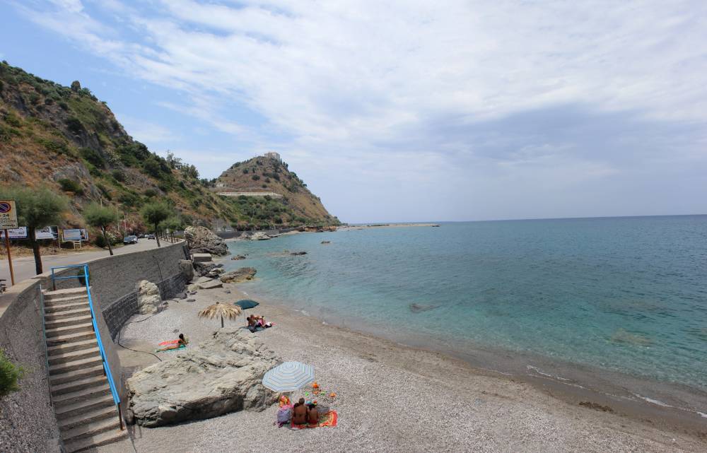 Particola caletta di San Gregorio con scalette di accesso