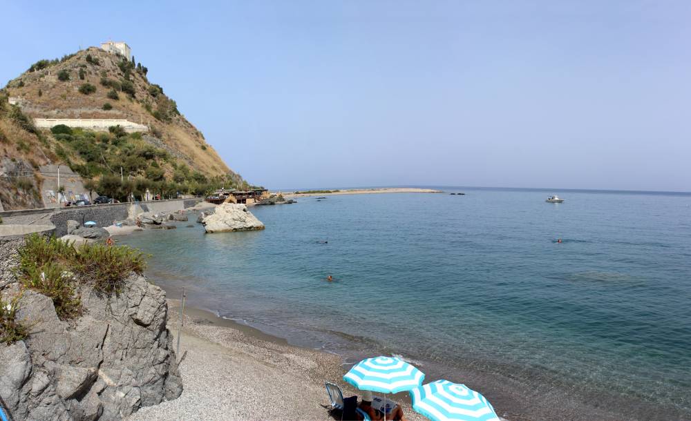 Un angolo caratteristico di San Gregorio con il Monte della Madonna sullo sfondo