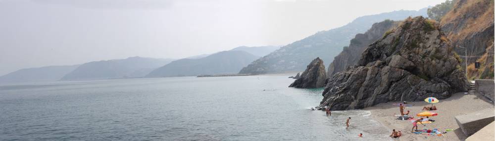 Mare incantevole di S. Gregorio incastonato nelle scogliere