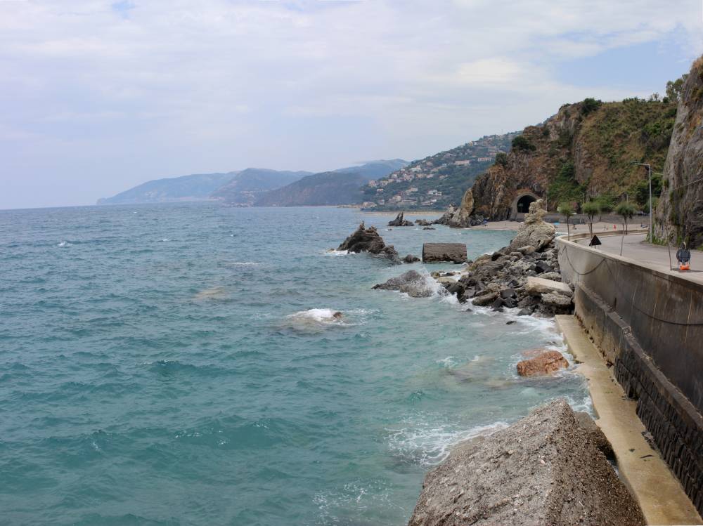 Il mare e gli scogli di San Gregorio e la galleria sullo sfondo