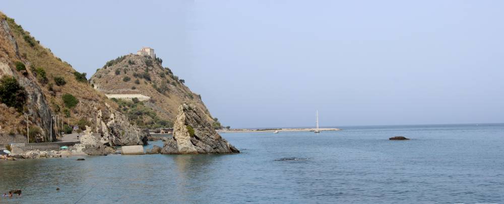 Scenario sublime di San Gregorio arricchito dagli scogli e dal Monte della Madonna