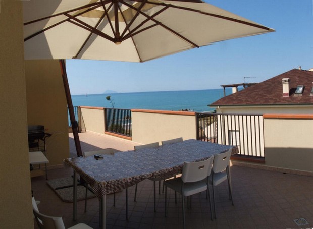 Casa vacanza con stupendo terrazzo sul mare a Capo d´Orlando - Sicilia. Rif. CD25