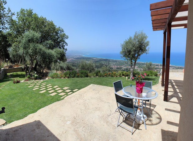 Bellissima Villa per vacanze in zona panoramica con vista mare ed Isole Eolie. Rif. CD78