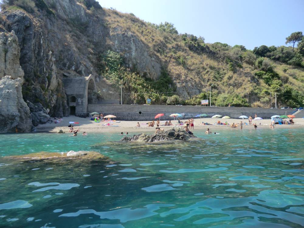 La spiaggetta nei pressi della galleria