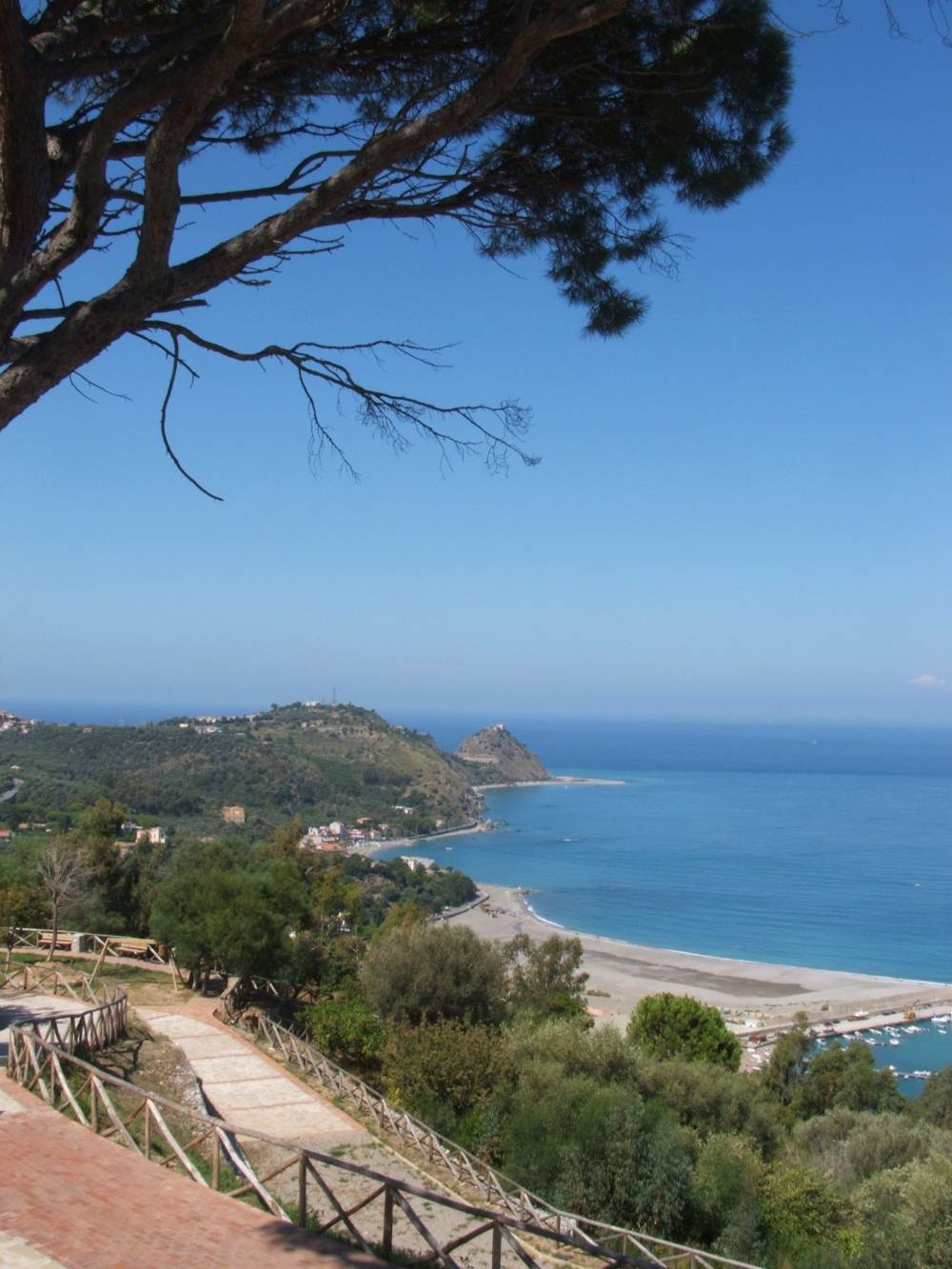 Veduta della baia di San Gregorio dal Parco Urbano