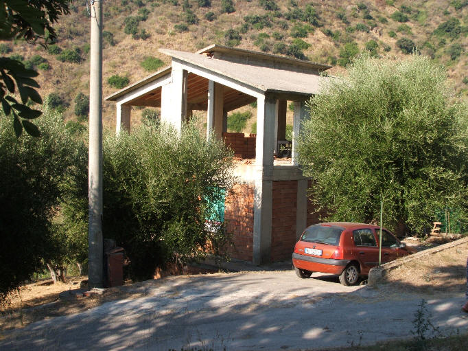 Facciata esterna della casa (in costruzione) + terreno in vendita comune di Naso