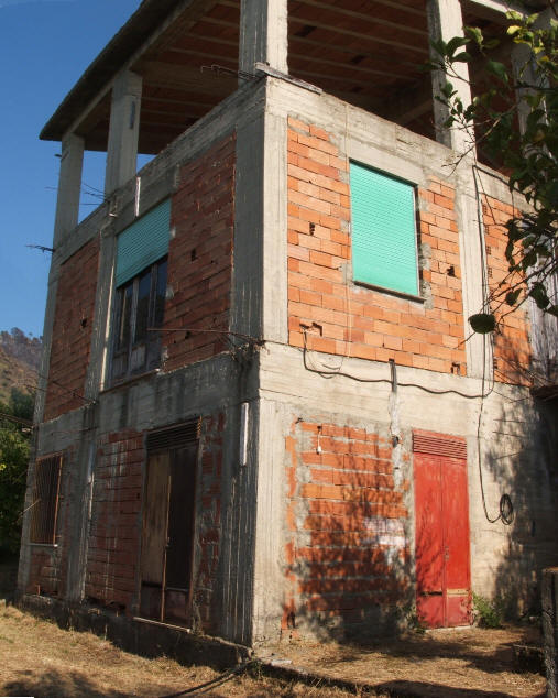 Foto 2 della Facciata esterna della casa (in costruzione) + terreno in vendita comune di Naso