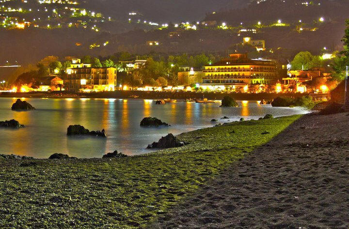 Incantevole veduta notturna della spiaggia di San Gregorio