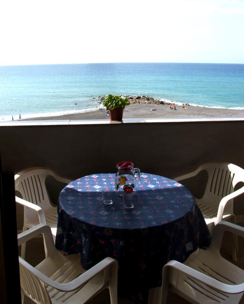 Tavolo e sedie sul terrazzo con vista mare