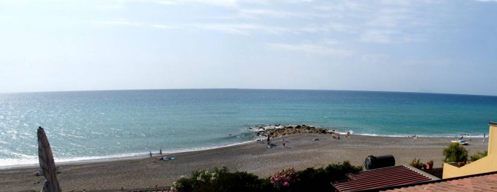 La spiaggia di fronte alla casa