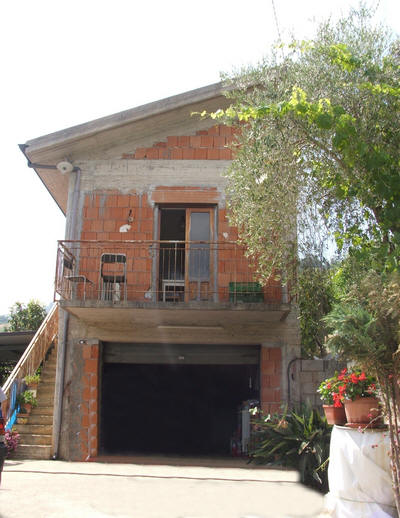 Prospetto esterno della villetta con terreno da completare a Mirto