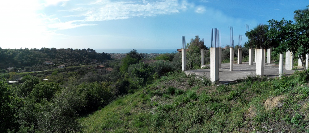 Terreno con costruzione da completare in vendita a Torrenova - Sicilia