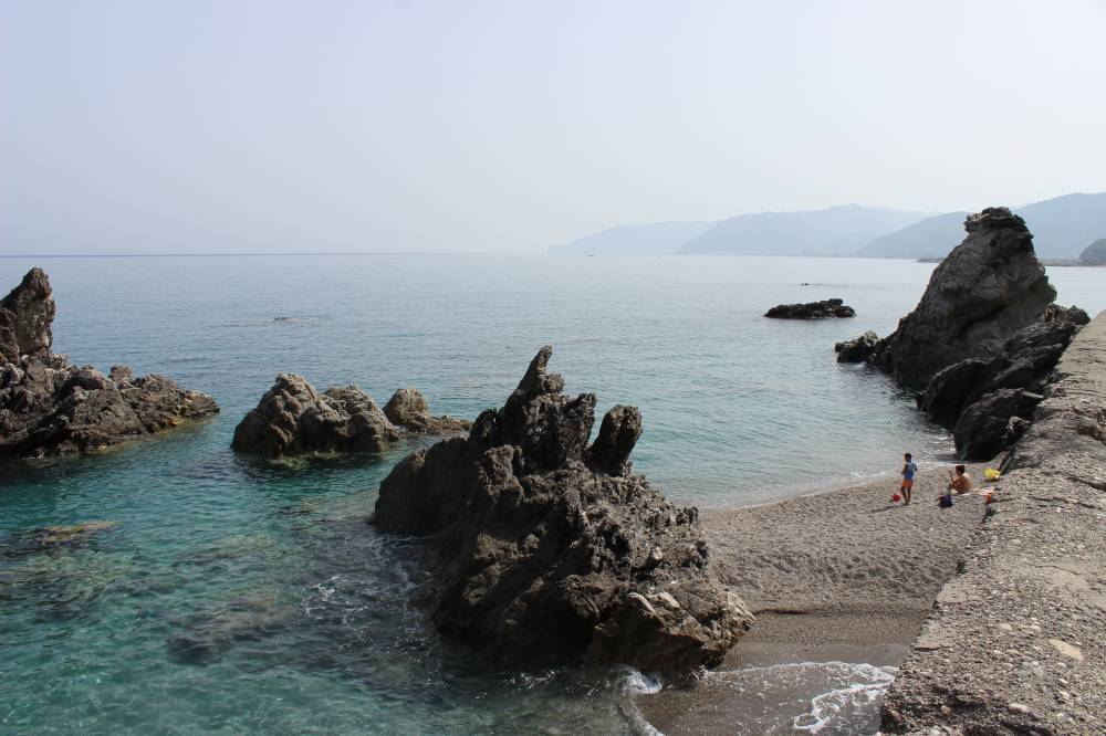 Piccola spiaggia con scogliere