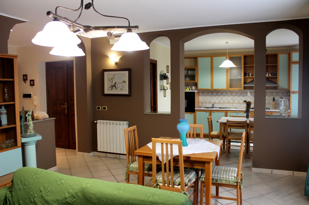 Foto n. 1 del soggiorno - cucina - Casa Vacanza RC55 a Rocca di Capri Leone