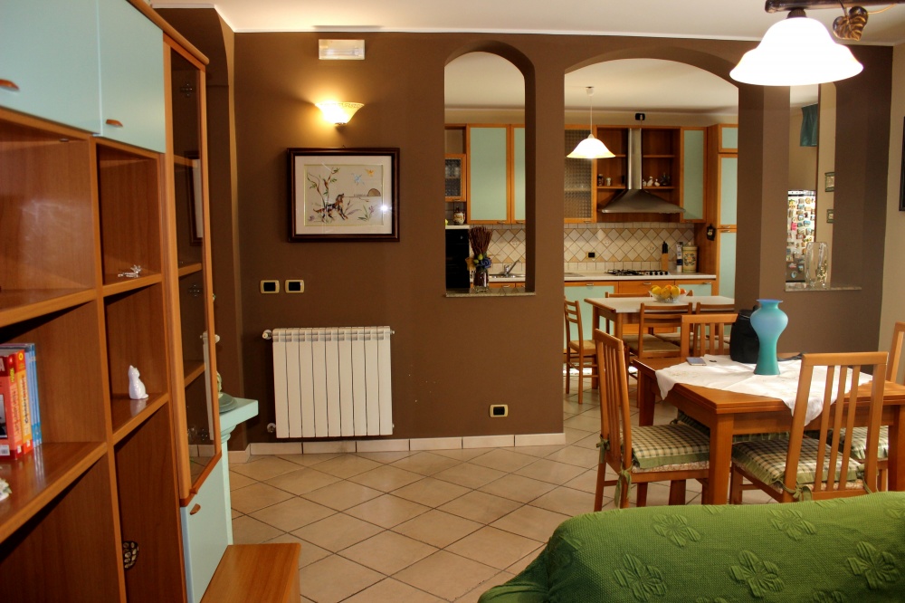 Foto n. 1 del soggiorno - cucina - Casa Vacanza RC55 a Rocca di Capri Leone