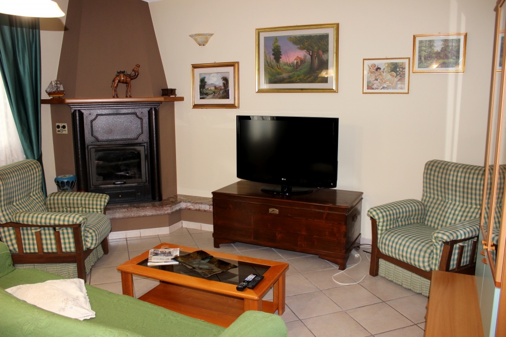 L'angolo TV nel soggiorno cucina - Casa Vacanza RC55 a Rocca di Capri Leone