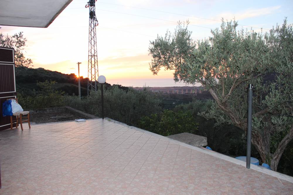 Terrazzo con vista mare della villa in vendita nel Comune di Mirto