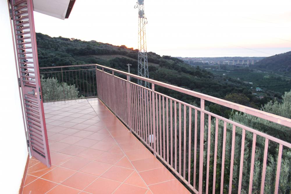 Terrazzo al primo piano della villa in vendita nel Comune di Mirto