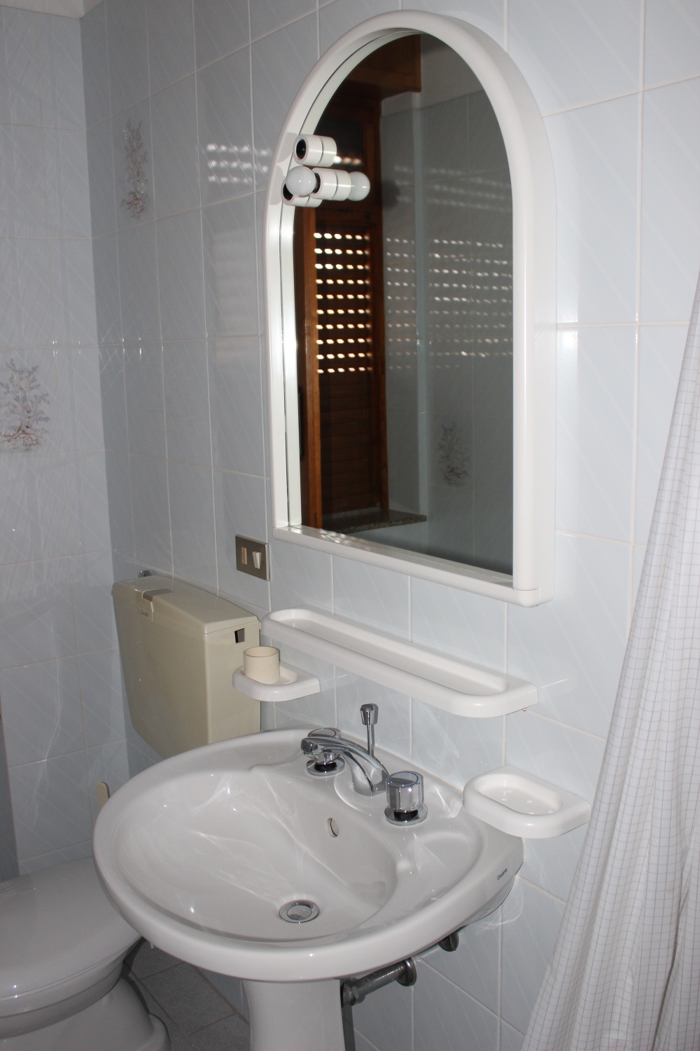 Specchio e lavabo del trilocale in vendita a Rocca di Capri Leone Rif. RC79