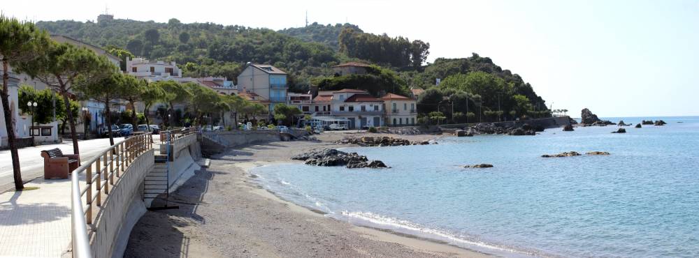 Un tratto della bellissima ed attigua spiaggia di San Gregorio